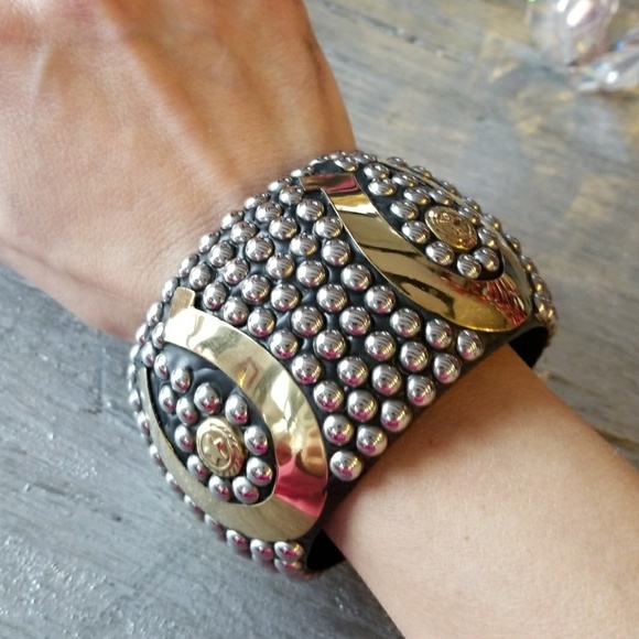 . Jewelry - ❤LAST 1❤HORSESHOE OVERSIVED BRACELET